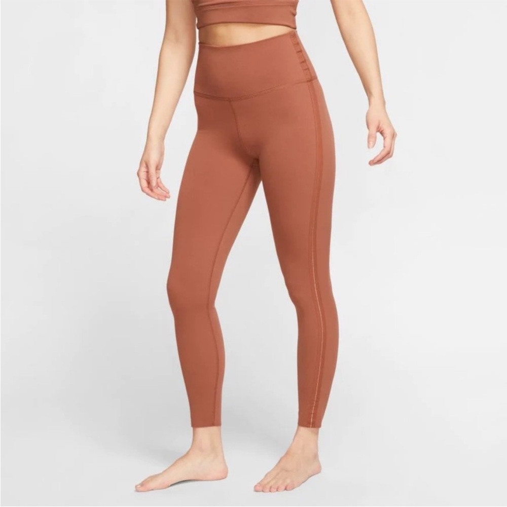 Nike Yoga Luxe High-Waisted 7/8 Gold Stripe Leggings
Woman's Medium Terracotta